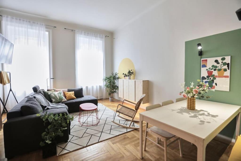 Unwind In Style W Sauna Dsgn 2Br Home Budapest Luaran gambar