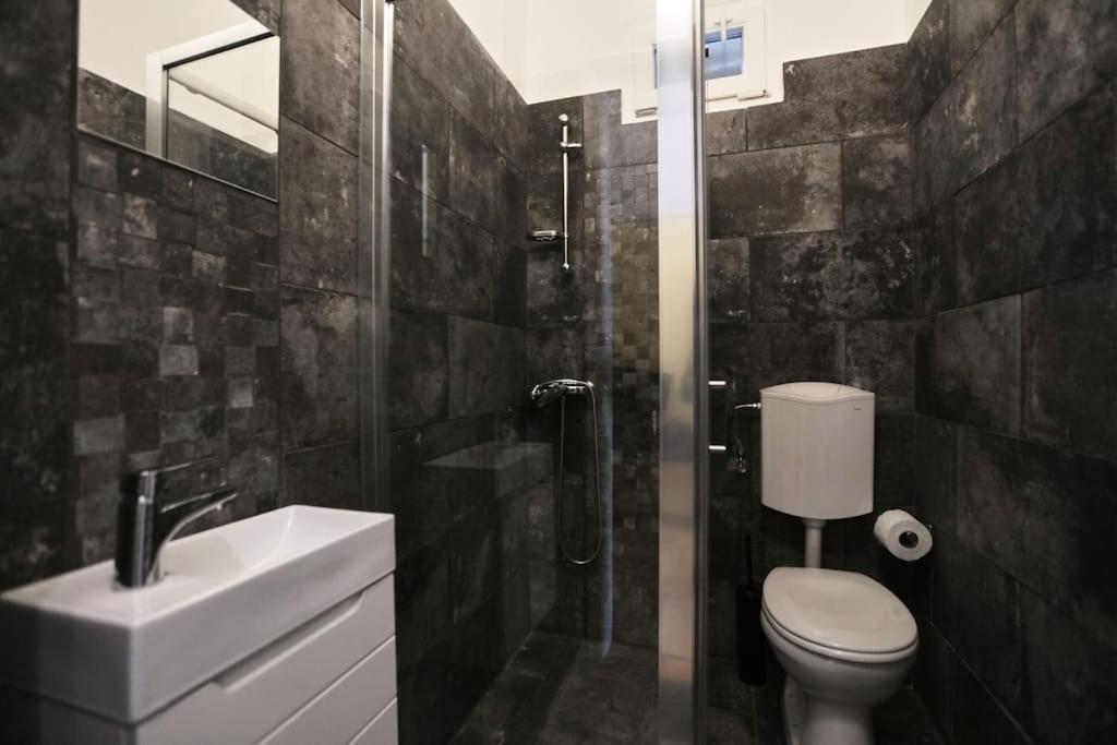 Unwind In Style W Sauna Dsgn 2Br Home Budapest Luaran gambar